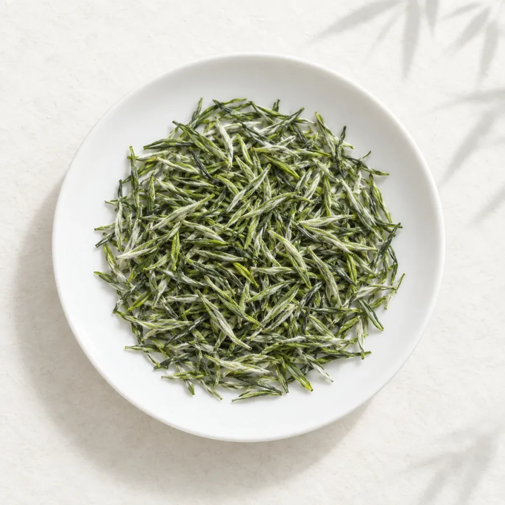 信阳毛尖细圆紧直嫩绿显白毫的干茶条索